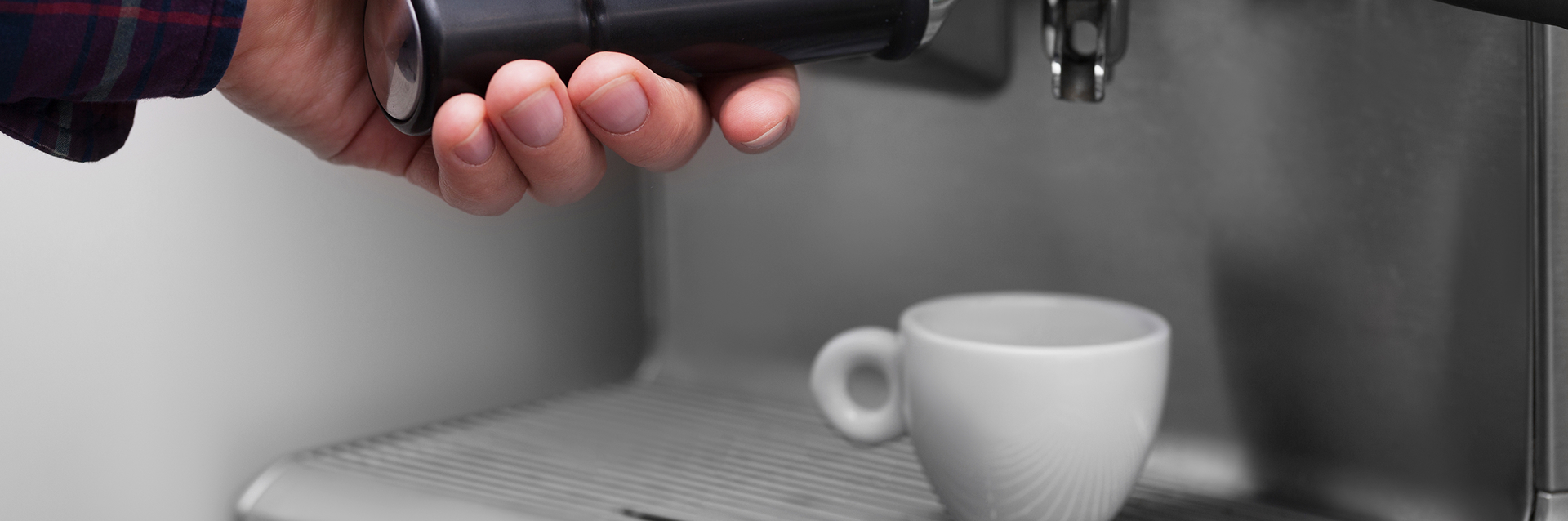 Не течет кофе из кофемашины Beko