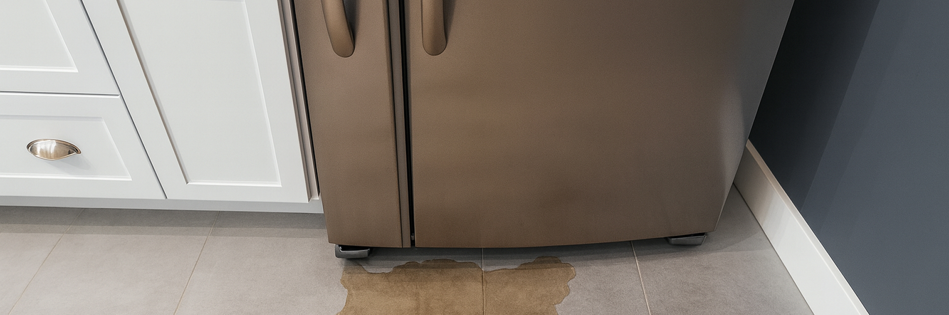 Течет вода снизу холодильника Beko